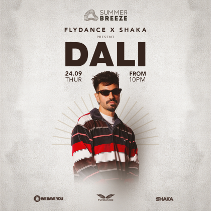תמונת מסיבה עם הדיג'יי DALI, בליינים רוקדים, לוגו FLYDANCE × SHAKA במועדון Summer Breeze לימסול, קפריסין.